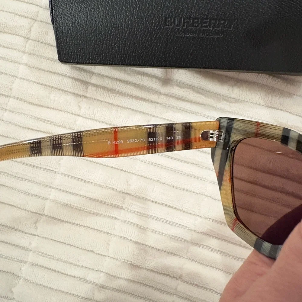 Burberry sunglasses - Picture 2 of 3